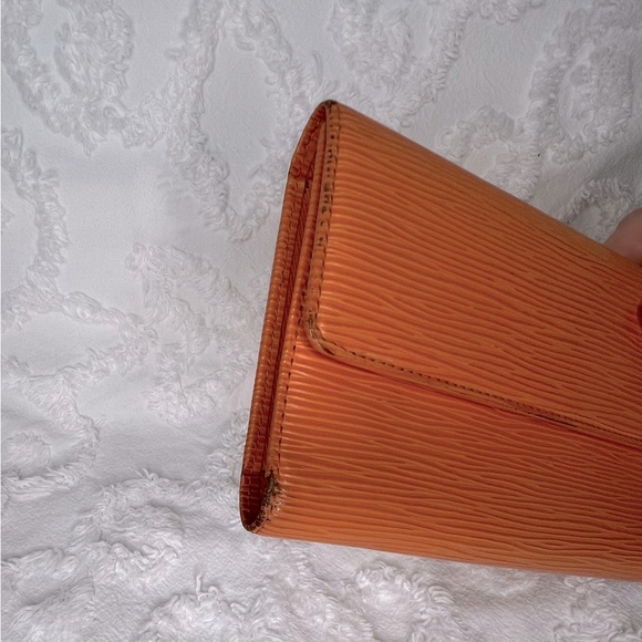 LOUIS VUITTON • MANDARIN EPI • INTERNATIONAL TRIFOLD WALLET - Picture 4 of 10